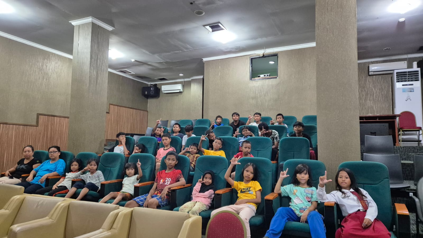 Menonton Film Edukasi